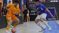 Marquinho encara a un rival en el partido contra el Melistar ante la mirada de su entrenador, David Rial.