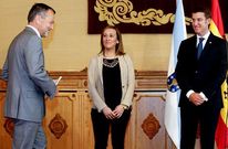 Ethel V�zquez ayer con el presidente de la Xunta y Agust�n Hern�ndez. 