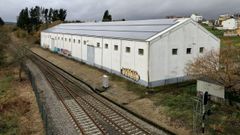 Exterior de la antigua nave del Senpa, junto a la v�a f�rrea  