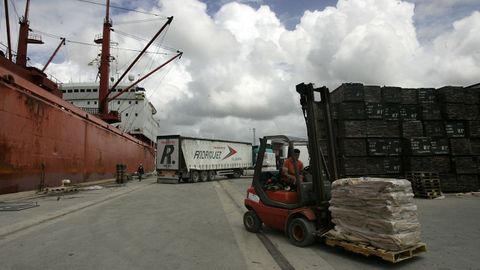 Un barco ruso descargando bacalao en Vilagarca de Arousa (foto de archivo)