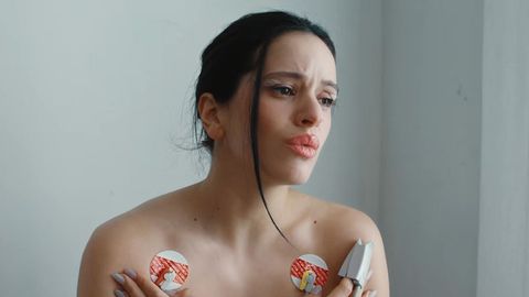 Fotograma del vídeo oficial del nuevo single de Rosalía, «Berghain».