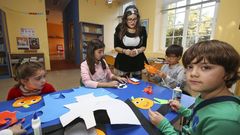 Actividad de Sama�n en la ludoteca municipal de Carballo