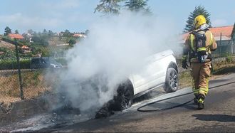 El veh�culo, que estaba estacionado junto a la carretera, ardi� por la parte delantera.