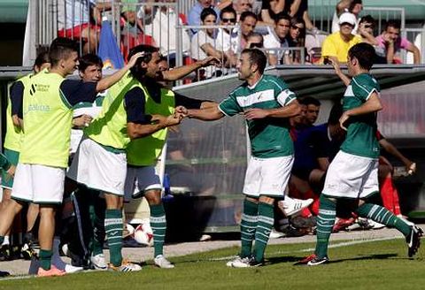 Ant�nez marc� de falta directa el primer tanto del Coruxo ante el Caudal en O Vao.