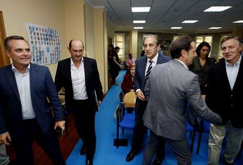El presidente del PP de Sevilla, Juan Bueno, a la izquierda, con Louz�n, particip� ayer en el acto. 
