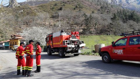 Miembros de la Unidad Militar de Emergencias (UME) tras participar en la extincin de un incendio en Naves 