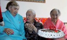 Antonio sopl� las velas de su tarta ante la mirada de su mujer (de rosa) y su cu�ada.