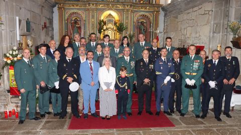 Los actos del Da del Pilar en Barbanza, en imgenes.Foto de familia de agentes y autoridades tras la misa celebrada en Boiro.