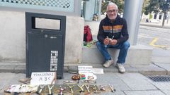 MIguel, en su puesto improvisado de tirachinas al pie de la calle Real