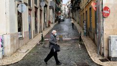 Un hombre con mascarilla pasea por Lisboa