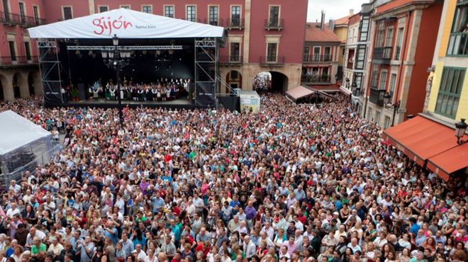 P�blico en la plaza Mayor durante el preg�n de la Semana Grande del a�o pasado