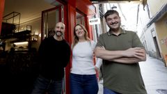 Eladio, Viviana y Manu delante de la nueva taberna Mit, que da continuidad a Triay