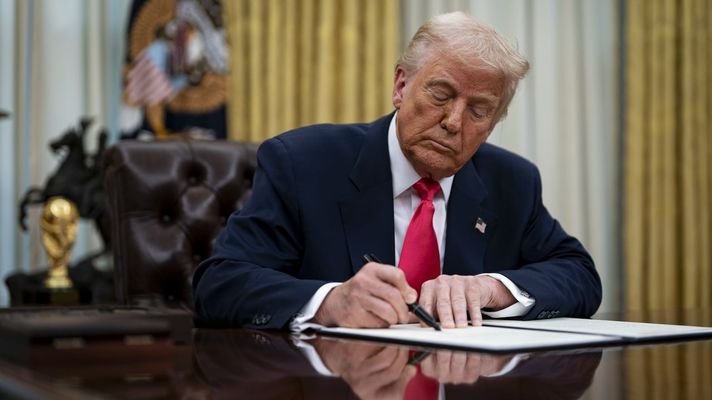 El presidente de Estados Unidos, Donald Trump, firma una orden ejecutiva en la Oficina Oval de la Casa Blanca en Washington.