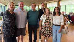 Juan Antonio Abal, tercero por la izquierda, junto a algunos de los asistentes a la fiesta de homenaje.