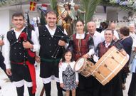 El grupo de baile Aro�a y los gaiteiros de Barlovento tambi�n acompa�aron a la santa en su paseo por el litoral boirense.