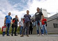 Representantes de los trabajadores de Treves, ayer, antes de comenzar la reuni�n. 