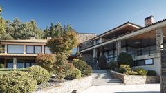 Chal� con piscina, spa y campo de f�tbol de hierba artificial ubicado en Oleiros