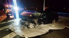 Un accidente de tr�fico corta el puente de Castrelo, en Cambados