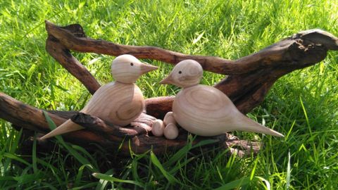 Dos p�jaros, tallados en madera