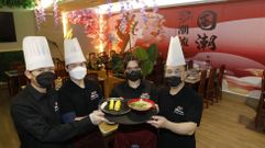 El equipo de Sushi Fafa, en el nuevo restaurante abierto en el n�mero 26 de la r�a do H�rreo. Su decoraci�n est� inspirada en el arte y cultura china, de donde proceden los tres chefs que capitanean el proyecto, Li, Chen y Lin. Ofrecen un men� �infinity� al mediod�a desde 14,9 euros y en el caso de las cenas desde 19,9. 