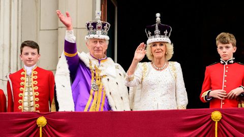 Otra imagen de Carlos III y Camila, desde el balcn de Buckingham Palace