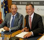 Louz�n y Hern�ndez, ayer, durante la firma del convenio. 