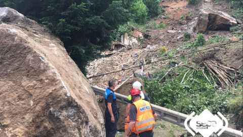 Una ladera se derrumba sobre el pueblo de La Cortina, en el concejo de Lena