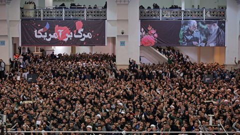 Una multitud corea esloganes a favor del régimen en la oración del viernes en Teherán