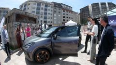 El director xeral de Planificaci�n Enerx�tica, Pablo Fern�ndez Vila, y la alcaldesa de Ribeira, Mar�a Sampedro, destaparon el nuevo Cupra Raval, un ejemplar �nico en Galicia que lleg� directo de f�brica para su estreno en la cita