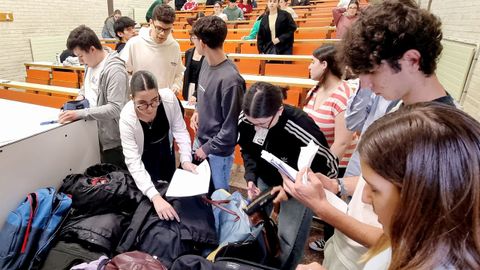 Alumnos justo antes del primer examen de selectividad en Vigo