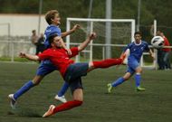 Albertito se emplea a fondo para despejar el bal�n en el partido del pasado domingo. 