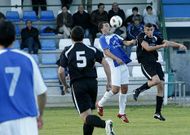 Iv�n Gonz�lez trata de controlar un bal�n con la cabeza en un partido del Atl�tico Escair�n.