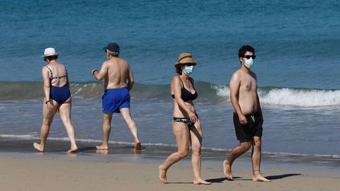 Bañistas con mascarilla en la playa da Area, en Viveiro