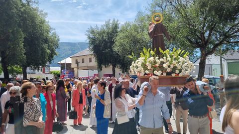 San Antn entrando en la iglesia de Fontei.