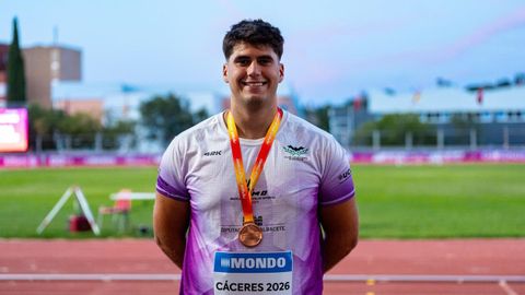 El lanzador laurentino posa con la medalla de bronce que consigui� en C�ceres