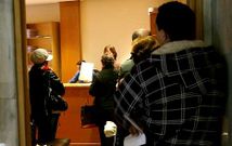 Imagen de la cola que se forma a diario en el colegio de abogados solicitando abogado de oficio