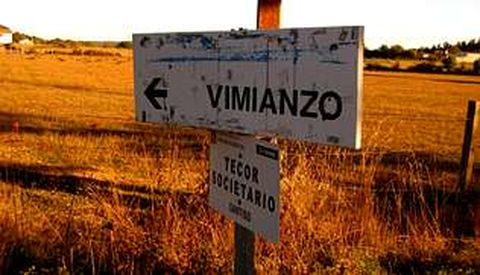 Uno de los pocos carteles indicadores de la parroquia de Vimianzo, en Santiso.