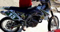 La moto apareci� con parte de las pegatinas que le coloc� el due�o.