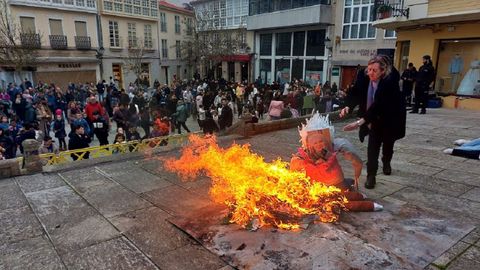 La concejala de Cultura, Marina Dout�n, arrojando las figuras de comadres a la hoguera