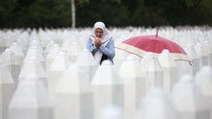 Un bosnia reza en una de las tumbas en el cementerio memorial de Potocari.