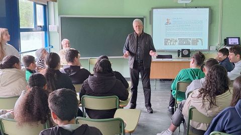�ngel Casillas, durante la primera sesi�n del programa �Falando da�emigraci�n��de Afundaci�n con un grupo de 23 alumnos del CPI Via�o Pequeno de Trazo.<br />�<br />�<br />