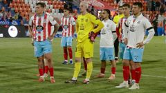 Jugadores del Lugo decepcionados despu�s del empate contra el Talavera en el estadio �ngel Carro en la jornada 33 de Primera Federaci�n 2025-2026
