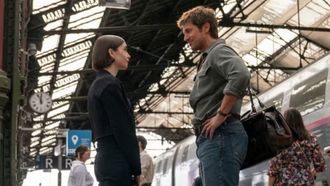 Emily (Lily Allen) y Gabriel (Lucas Bravo), en la quinta temporada de �Emily in Paris�