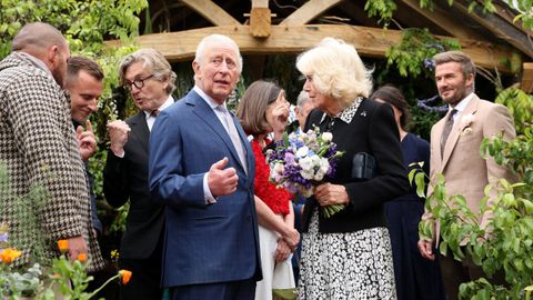 Carlos y Camila juntoa David Beckham durante la Exposici�n Floral de Chelsea de la Real Sociedad de Horticultura