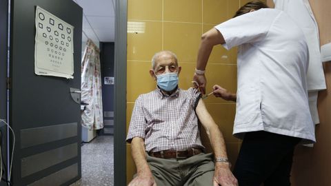 Vacunaci�n simult�nea de la gripe y del covid en un centro de salud de Lugo