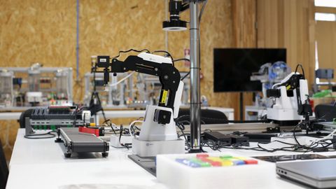 El �rea de rob�tica colaborativa cuenta con tres Dobots con cintas transportadoras y c�mara de visi�n, algunos de ellos orientados al juego.