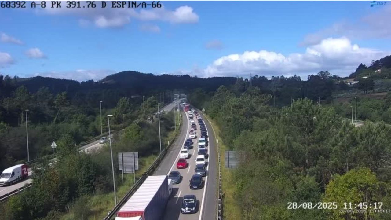 Retenciones kilométricas en la A-8, en Gijón, por un accidente entre una autocaravana y un camión