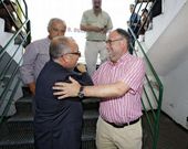 Seoane observa el abrazo de Morgade (derecha) y Ferro, mientras Jos� Luis baja las escaleras.