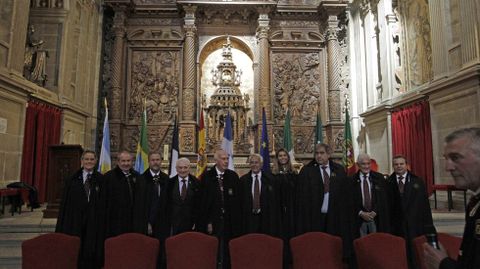 Los nuevos cofrades, con el presidente de la CEV y el altar principal de la iglesia de los Escolapios al fondo. De izquierda a derecha: Manuel Chevalier, Jos Antonio Portela, Alejandro Irigoyen, Vctor Manuel Vzquez Portomee, Francisco Quiroga, Alfonso Prez, Bernadett Snchez, Jos Manuel Lorenzo, Fernando Ruiz Glvez y Mario Alejandro Camacho