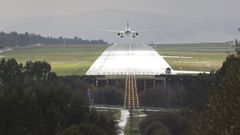 Un vuelo despegando del aeropuerto de Lavacolla, en Santiago